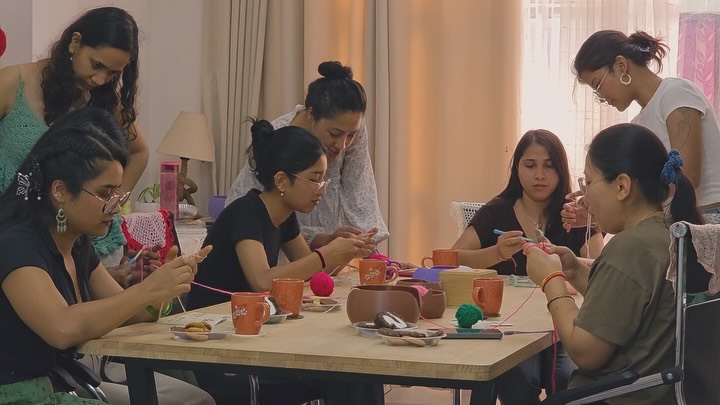 A room full of crocheters mid-session